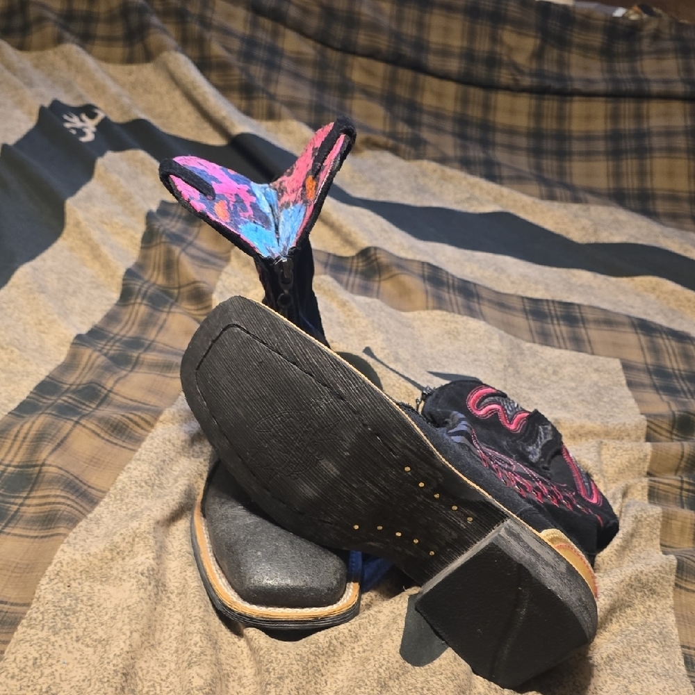 Ariat Black and Pink Embroidered Western Boots Only Worn Once Like Brand New - Picture 6 of 6